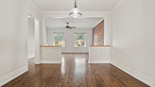 Building Photo - Darling 2 bedroom, 1 bath Capital Hill Condo