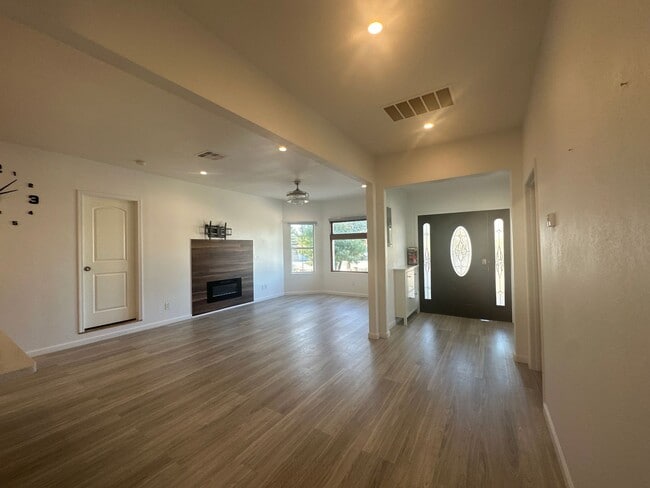 Building Photo - 1606 E San Fernando St