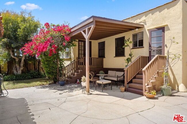 Building Photo - 10762 Wellworth Ave