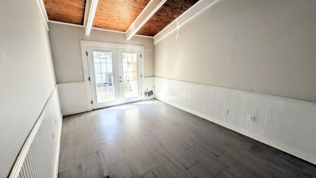 Building Photo - Annual Unfurnished 2/1 Condo in Downtown Sarasota