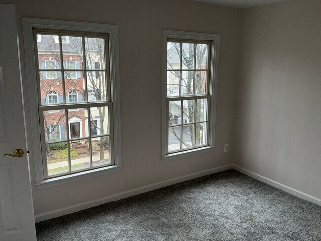 Building Photo - Beautiful 4BR 4.5BA 4 level townhome with 2 car attached garage located in the Fallsgrove Community