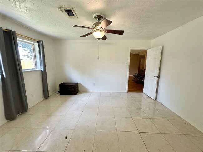 Building Photo - 1820 Aspen Ln