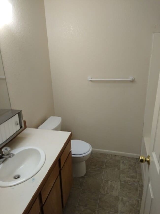 Building Photo - 2 bedroom 1 bath apartment very close to SUU!