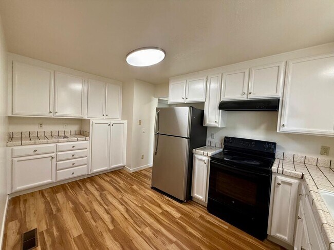 Building Photo - SPACIOUS 3 BED  2.5 BATH END UNIT TOWNHOME IN SAN MARIN VALLEY