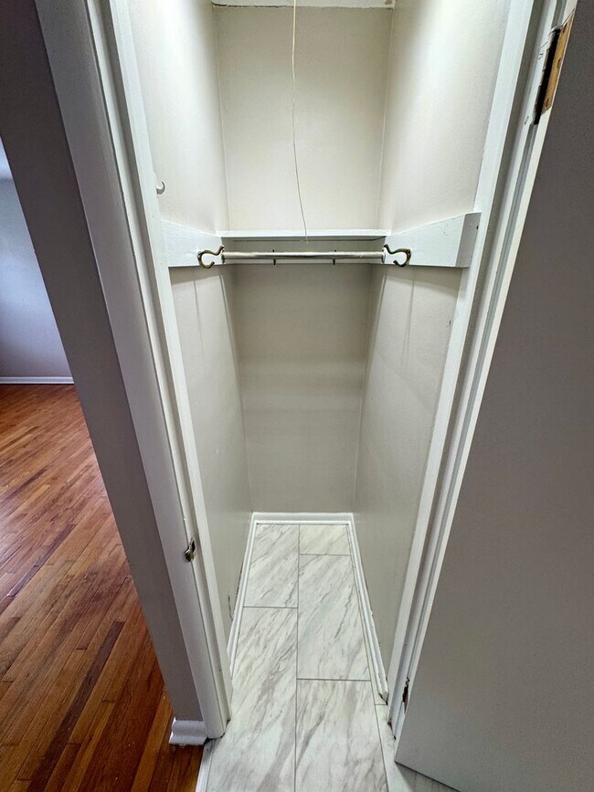 Building Photo - 1 Bedroom ~ Grandview Area