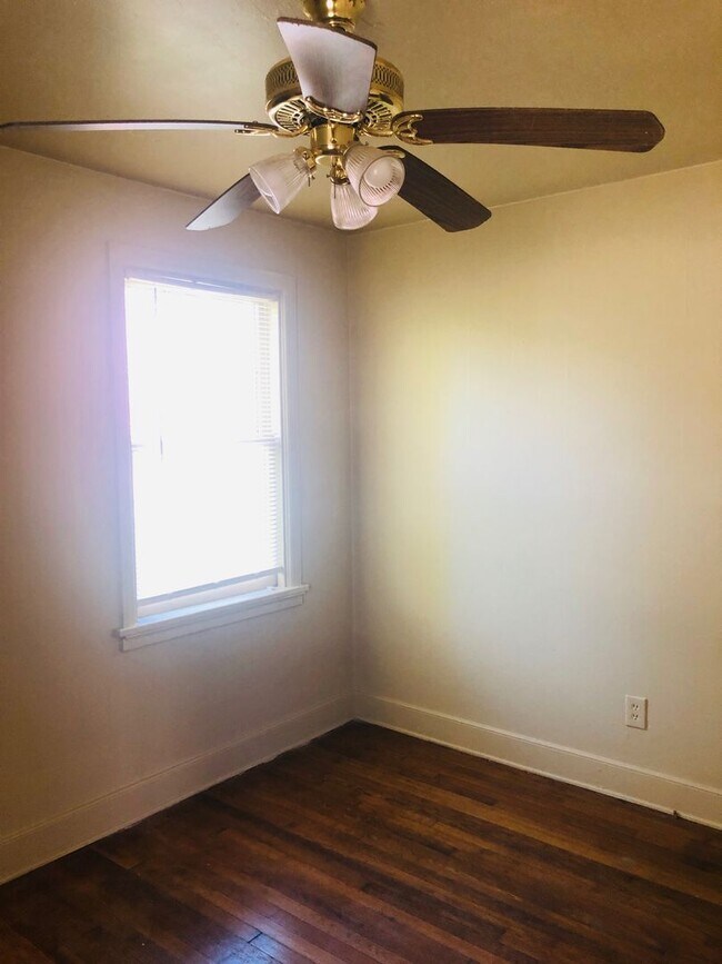 Building Photo - Adorable 3 bdrm/1bath House with Huge Back...