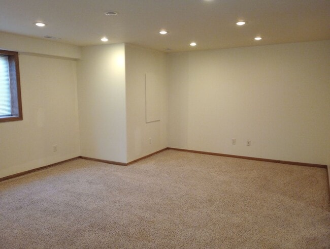 Building Photo - Three bedroom two bathroom twin home