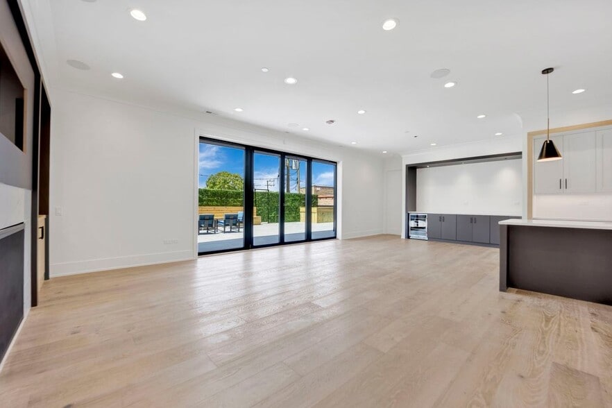 Building Photo - 4920 N Lincoln Ave