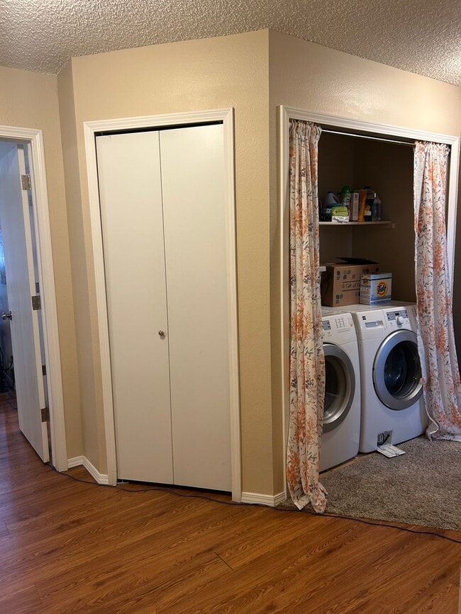 Building Photo - Charming 2 bedroom with 1 car garage