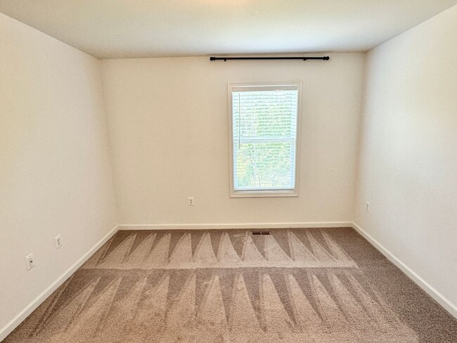 Building Photo - CLOSE TO BROOKE POINT VRE - LARGE ACREAGE HOME - STAFFORD- BASEMENT KITCHENETTE