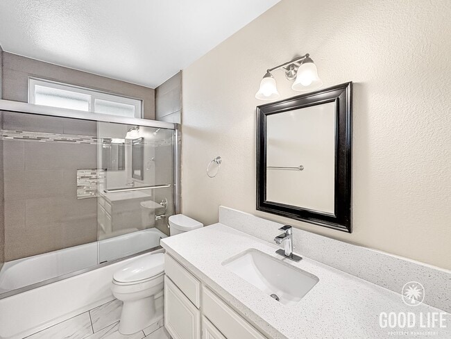 Building Photo - Modern Living Meets Prime Location in Sorr...