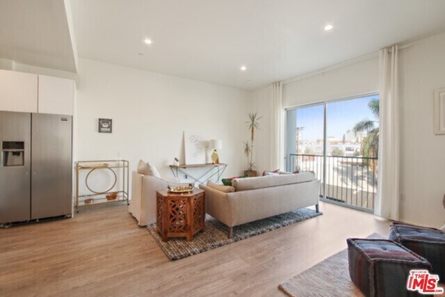 Building Photo - 1038 S Mariposa Ave