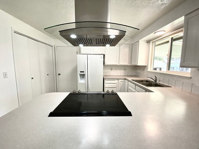 Building Photo - 3 bedroom 2 Bath 2 Car Garage Single Level...