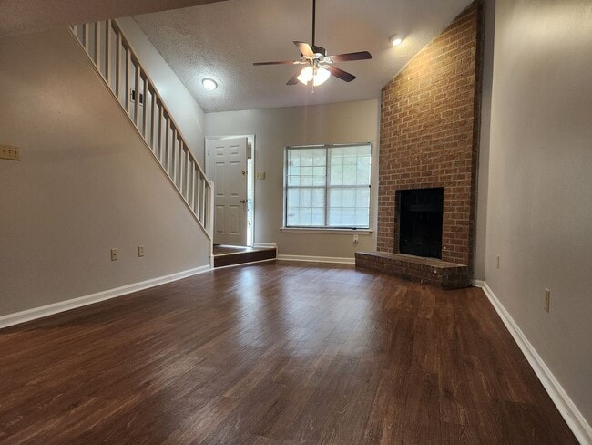 Building Photo - **Available January 1st** 3 Bedroom, 2.5 Bath Town Home