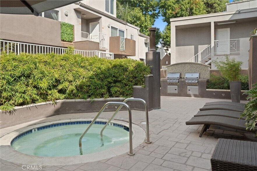 Building Photo - 355 N Maple St