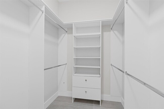 Building Photo - 9010 Gardens Glen Cir