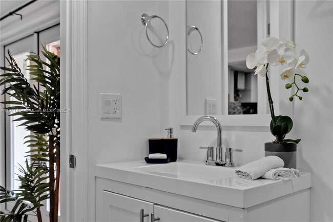 Building Photo - 1841 SW 29th Ave