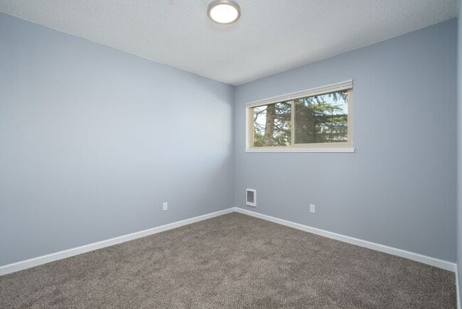Building Photo - Recently remodeled 2 bedroom 1 bath unit! ...