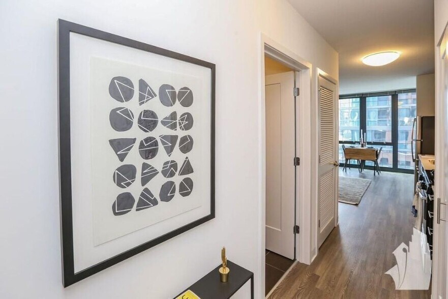 Building Photo - 637 N Wells St