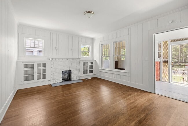 Building Photo - Beautiful Historic 4 Bedroom 2 Bathroom Home