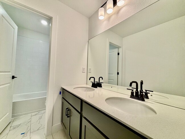 Building Photo - Beautiful Newly Built Home in North Fort C...