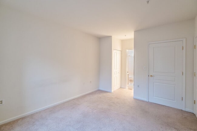 Building Photo - Charming And Well-Maintained 1 Bedr 1 Bath...