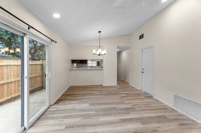 Building Photo - Tastefully Updated 3 bedroom 2 bath Duplex Northeast San Antonio