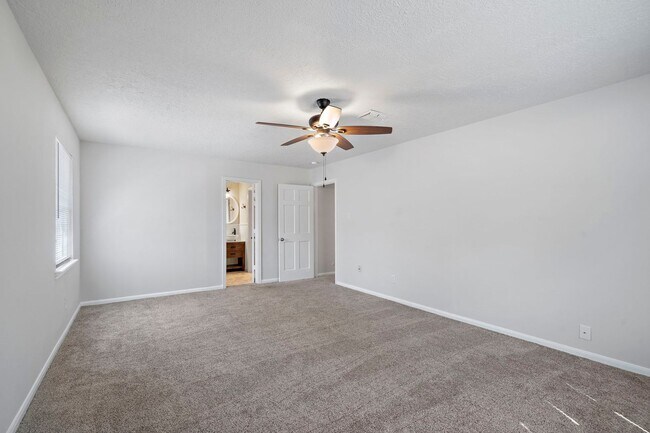 Building Photo - Gorgeous 4 bed/2.5 bath two story home in ...