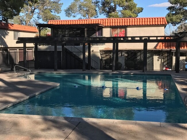 Building Photo - BEAUTIFUL 2 BEDS 1 1/2  BATHROOM APARTMENT PLUS 1 CAR GARAGE MLOVE IN SPECIAL