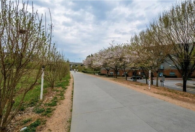 Building Photo - 536 Highland Ave NE