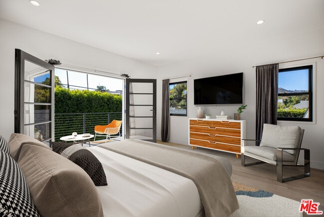 Building Photo - 1203 N Poinsettia Pl