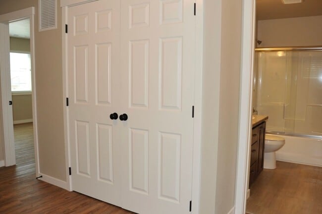 Building Photo - 3 bed 2.5 bath Townhouse