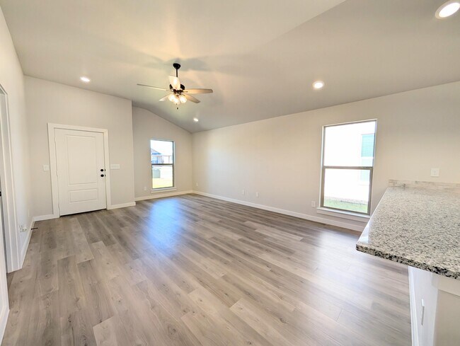 Building Photo - 3220 Cottonwood Ave