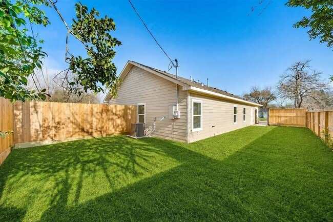 Building Photo - 5618 Ridgeway Dr