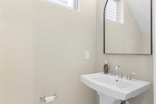 Building Photo - 811 Shallow Hollow Dr