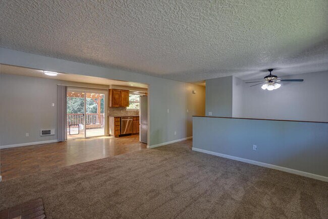 Building Photo - THREE BEDROOM NEAR LENA PARK