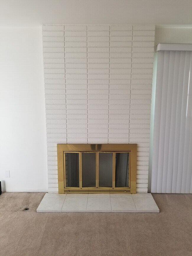 Building Photo - 333 W 33rd St