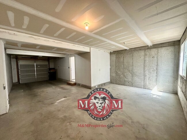 Building Photo - Great 2 Bd 2.5 Bath Townhome in Sandy