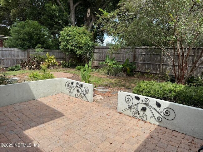 Building Photo - 3859 Via De La Reina