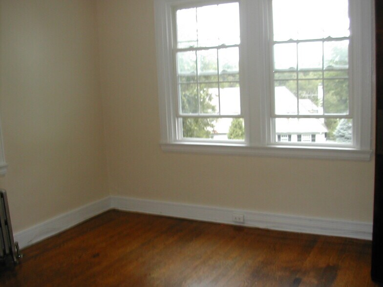 Building Photo - 4135 Roland Ave