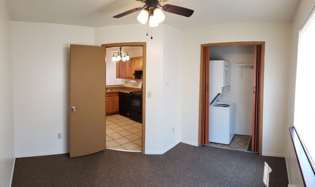 Building Photo - Cute 2BD/1BA unit FOR RENT on Wellington St.