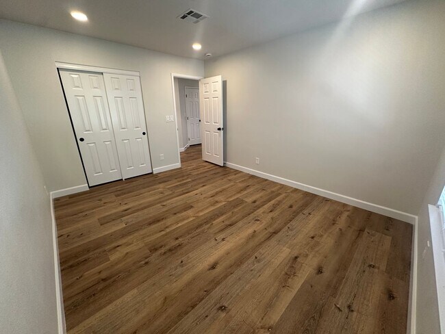 Building Photo - STUNNING DESERT SHORES MINUTES FROM THE LAKES!!!