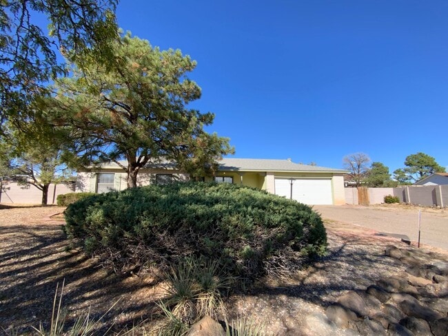 Building Photo - 3 Bedroom Single Story Home Available Near...