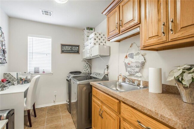 Building Photo - 4869 Del Aire Dr