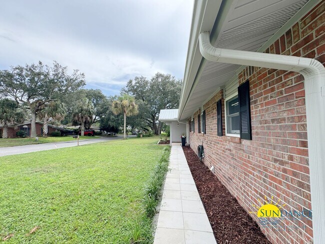 Building Photo - 1501 Royal Palm Dr