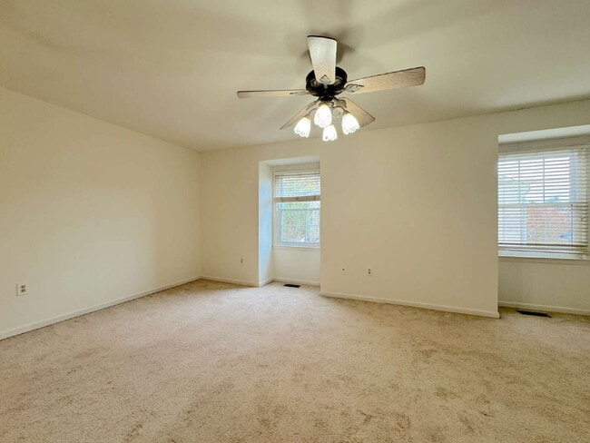 Building Photo - Inviting Townhome with Abundant Space & Co...