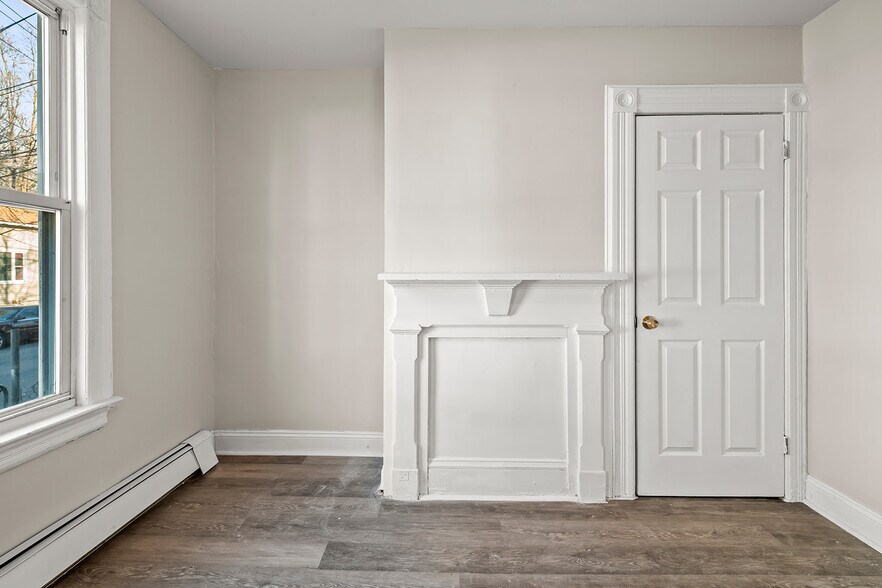 Building Photo - 202 N 1st St