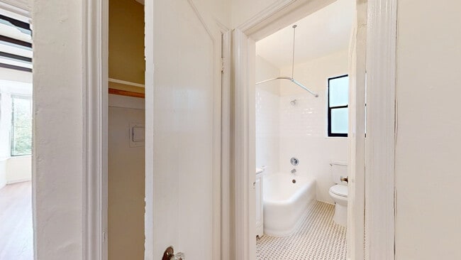 Building Photo - 1630 Jones St