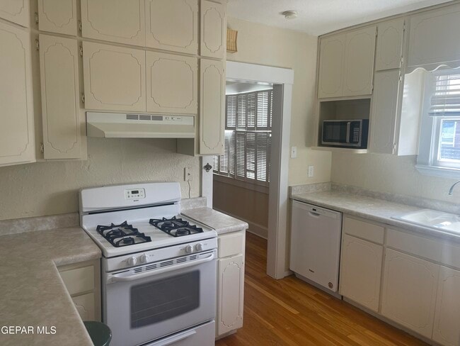 Building Photo - 609 E Robinson Ave