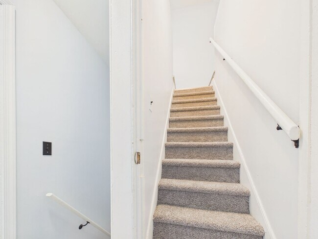 Building Photo - 2 Bedroom Single Family on Penn with Bonus Room